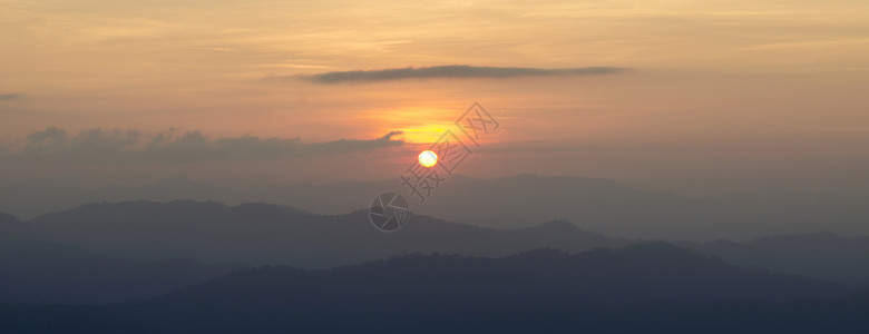太阳下山时山的图片