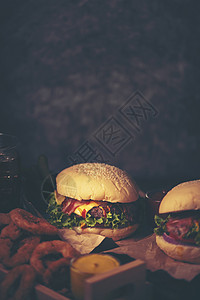 自制新鲜美味的汉堡与奶酪,老式过滤图像图片
