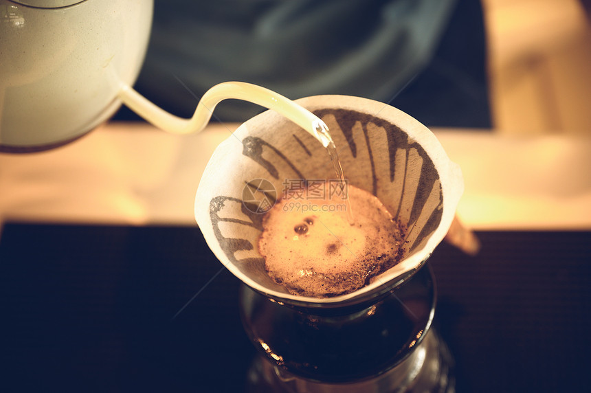 咖啡滴水过程,老式过滤器图像图片