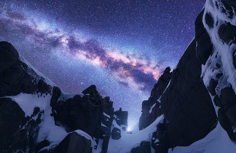 银河雪山美丽的自然晚上雪覆盖着岩石星空山峰紫色的天空,喜马拉雅山上星星明亮的银河景观星系背景图片