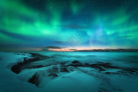 极光天空海滩上的北极光夜间冬季景观背景