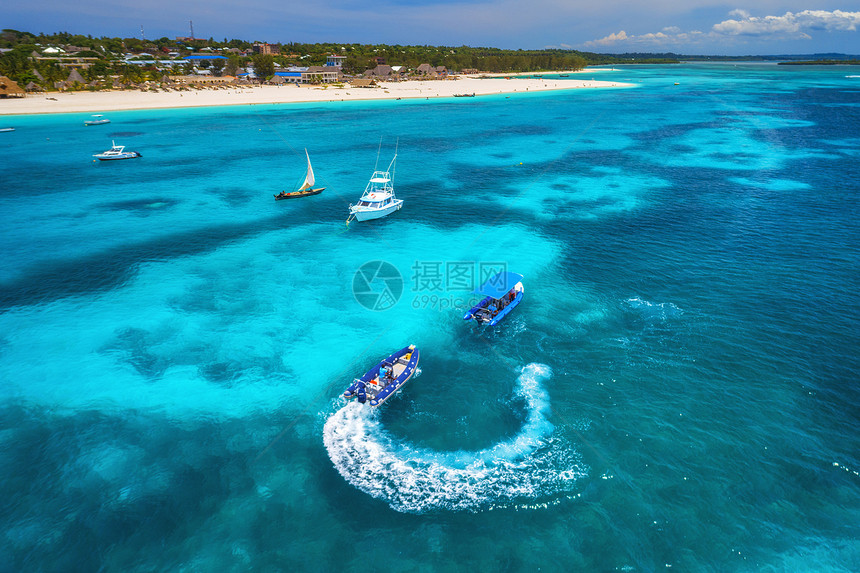 夏天日落时,蓝色的大海上鸟瞰船只漂浮的水上滑板车印度洋,桑给巴尔,非洲度假喷气滑雪运动的顶部视图热带海景与移图片