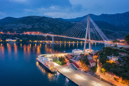 海港游船的鸟瞰图夜晚美丽的桥梁港口城市图片