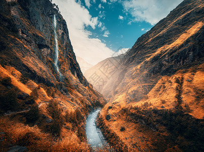 比利茨基山谷尼泊尔晴朗的高清图片