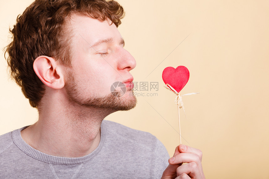 浪漫手势象征感情表达男孩把吻心里轻人着爱的象征,亲吻着脸男孩把吻心里图片
