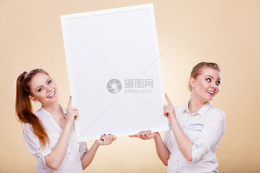 广告十几岁的微笑女孩着空白的展示板轻女展示横幅标志广告牌文本两个女孩空白的展示板图片