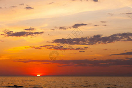 海水旁拍摄田园诗般的日落,温暖的,橙色的红色的海边拍摄田园诗般的日落图片