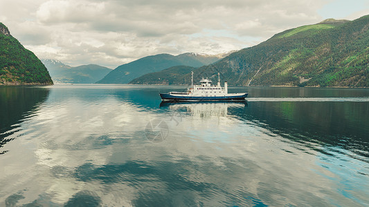 诺德拉达尔斯维格旅游度假旅游山脉景观渡船航行挪威斯堪的纳维亚欧洲峡湾渡船上看的诺达尔什福德登美丽的自然挪威峡湾的渡船背景