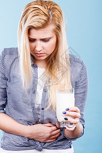 你厉害乳糖耐受,健康问题与乳制品的女人着杯牛奶,胃疼得厉害背景