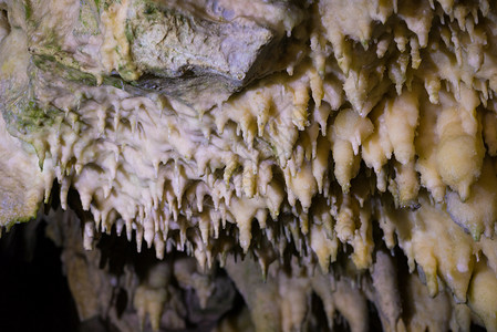 令人印象深刻的钟乳石石笋迪鲁洞穴的希腊目的地自然美马尼,拉科尼亚,希腊希腊迪鲁洞穴的钟乳石石笋背景图片