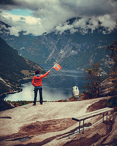 施韦弗利格Flydalsjuvet角度欣赏峡湾Geirangerfjorden风景的女游客,举着挪威巡航度假旅行吉兰格峡背景