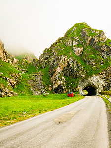 道路与旧隧道绿色的夏季山脉,挪威旅游旅游路线公路与旧隧道山区挪威图片