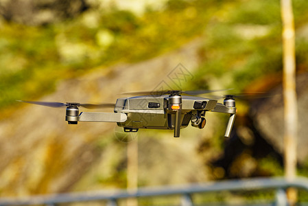 无人机抗自然,拍照录像无人机飞向大自然背景图片