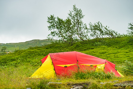 露营夏天大自然上的红黄色帐篷假期旅行大自然上的红色帐篷露营图片