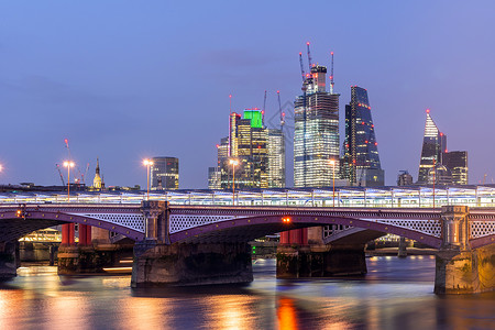 伦敦天际线建筑与泰晤士河日落黄昏伦敦英国图片