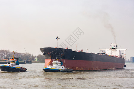 大型货物集装箱船与货物货栈码头码头港口等待国际海运运输鹿特丹港荷兰图片