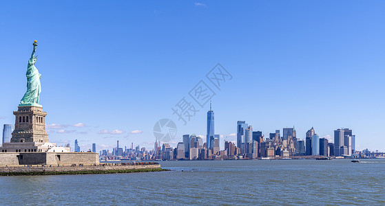 自由女神像与曼哈顿市中心天际线建筑背景,纽约市,纽约图片