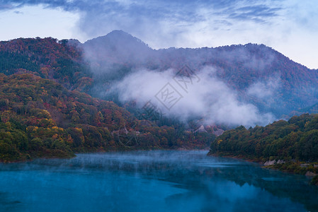 晨雾与秋落湖森林大川坝秋田东北图片
