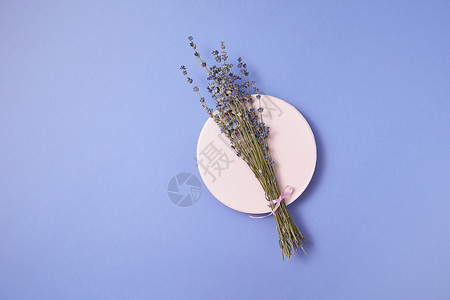 机的天然花,干燥的薰衣草个圆形陶瓷盘子与软阴影的风景折叠卡圆形陶瓷板与天然薰衣草背景图片