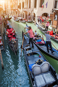 意大利威尼斯几个与刚多丽人的贡多拉伟运河上美丽的景色威尼斯的贡多拉贡多里尔斯图片