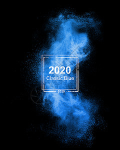 爆炸蓝色烟雾蓝色粉末爆炸隔离黑色背景上,2020的趋势色2020趋势色的经典蓝烟背景