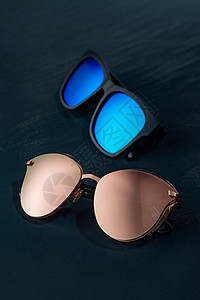 防紫外线服装时尚的太阳眼镜,深蓝色背景,保护眼睛的现代配件现代配件太阳镜保护眼睛背景