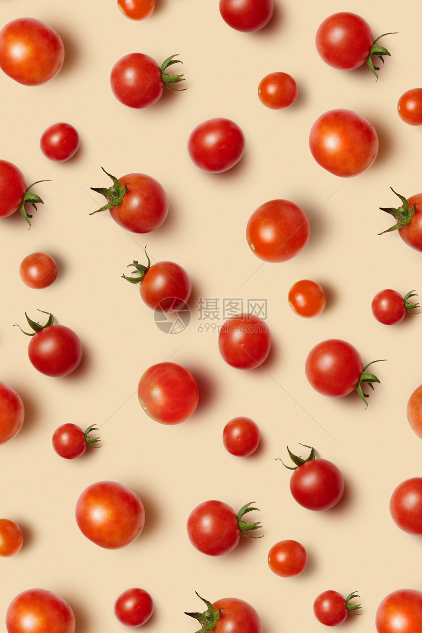 新鲜采摘的红色成熟机樱桃番茄米色背景的风景蔬菜素食模式蔬菜模式与成熟的新鲜机樱桃番茄图片