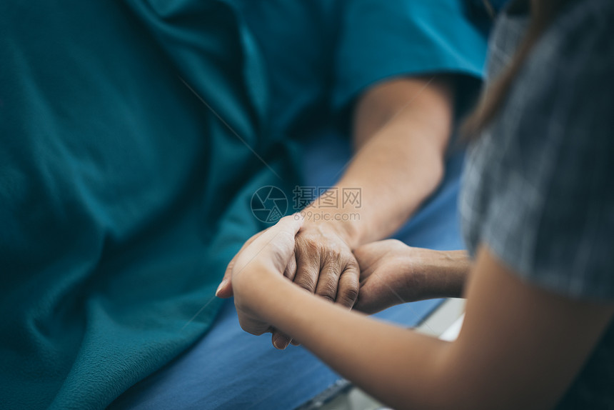 医生护士牵着老太太的手图片