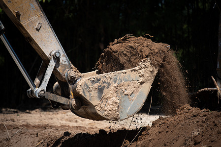 挖掘机与土壤水工作,土方工程期间背景图片