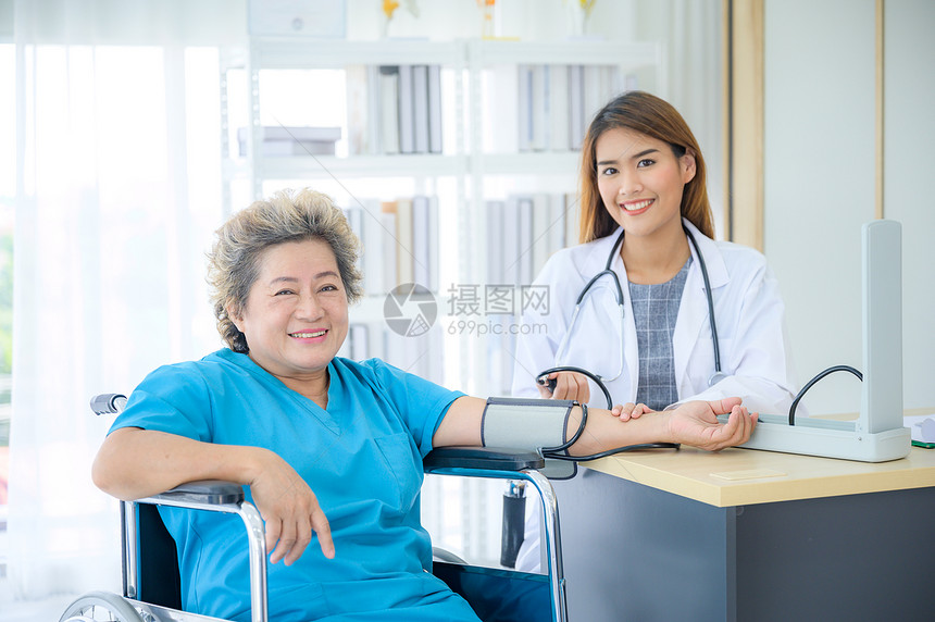 测量老妇女血压的女医生图片