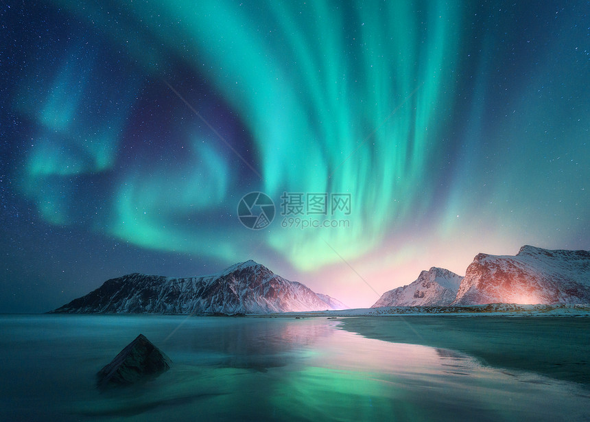 北极光海上,雪山城市灯光夜间挪威洛福滕岛的北极光极地灯光的星空冬季景观极光反射沙滩图片