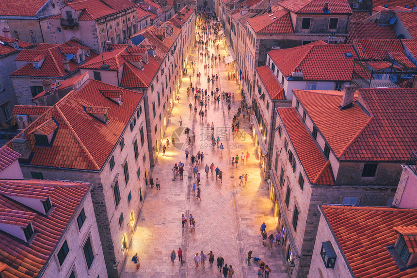 克罗地亚杜布罗夫尼克夜晚红色屋顶的房子的鸟瞰图老城美丽建筑的顶级景观城市灯光,历史中心,建筑物,步行的人照明的街道图片
