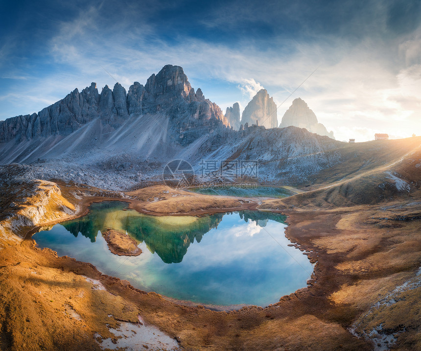 鸟瞰美丽的岩石,山湖,倒影水房子山上日落秋天的风景山,蓝天阳光意大利白云石意大利阿尔卑斯山的顶级景观图片