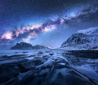 夜雪蓝色星空下的雪山背景