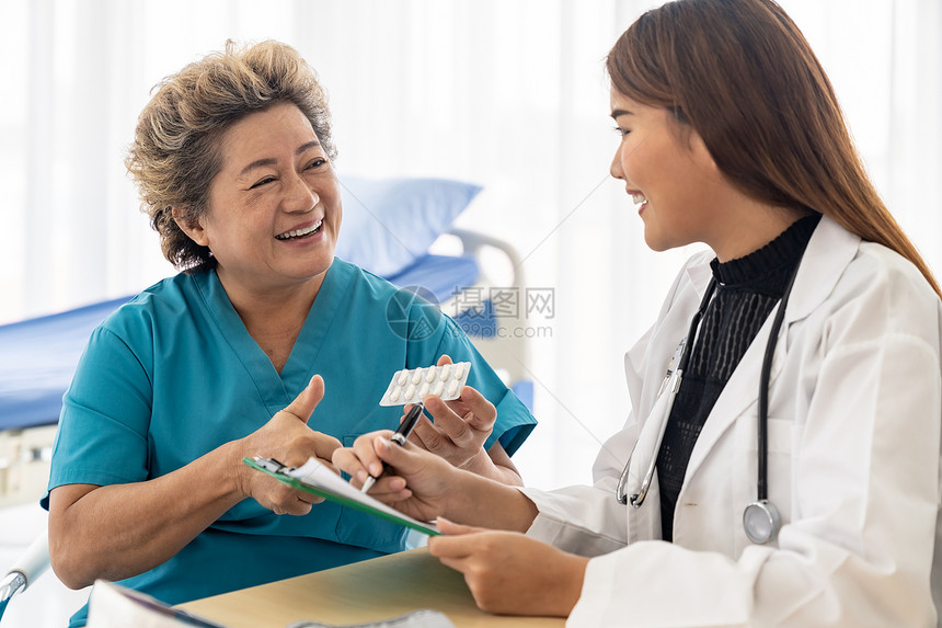 亚洲女医生诊所医院检查室向老老患者谈论处方药图片