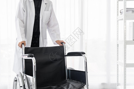 医院诊所自信的女医生医疗专业人员轮椅检查室图片