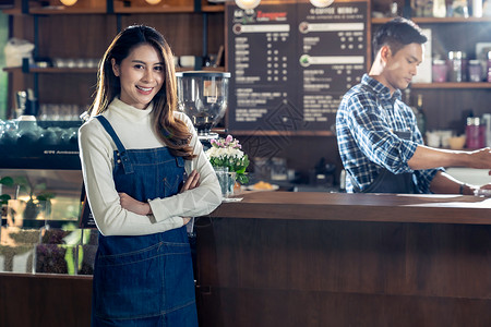 酒吧工作素材自助餐厅咖啡馆的亚洲轻业主的肖像,站咖啡店的咖啡师酒吧前,员工后台工作用于企业家创业中小企业背景