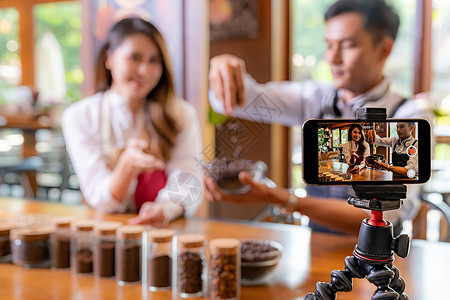 优步轻的亚洲业主企业家Vlog回顾咖啡馆咖啡店,并生活社交媒体上,咖啡馆用智能手机进行线营销用于启动小企业营销消费主义背景