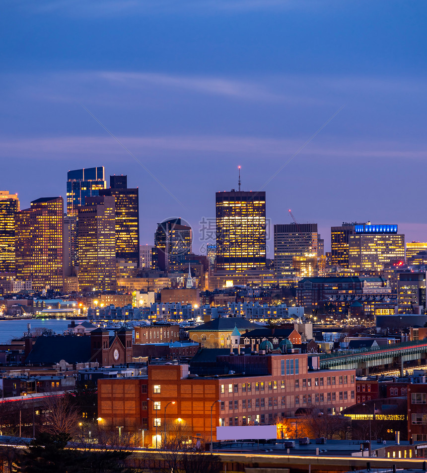 波士顿城市景观与高速公路小径波士顿马美国夜间图片