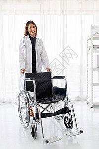 医院门诊轮椅检查室自信女医生医学专业画像图片