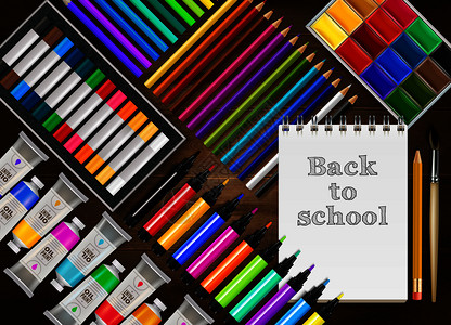 回学校的现实背景与彩色铅笔,标记,蜡笔,油漆记事本刷木制桌子矢量插图图片