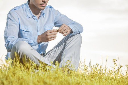 人的中心人坐在草上坐清空天上握着花图片