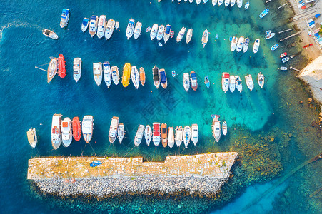 夏季风景港口码头杜布罗夫尼克的透明水背景图片