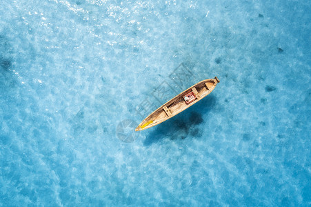 印地安海有独木舟和清海的风景图片