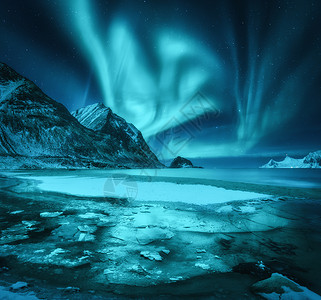 北极光和雪山冷冻的海岸图片