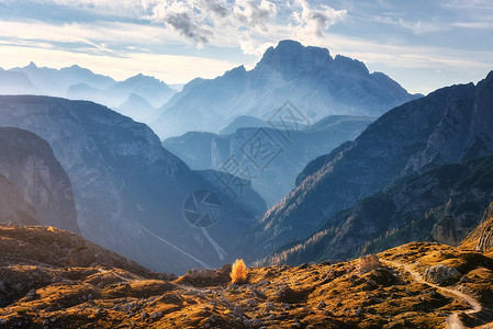 秋天日落时阳光照亮的山峡背景图片