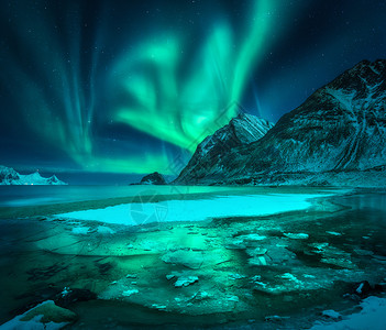 北光冬季风景极光水中的冰雪星空和极光图片