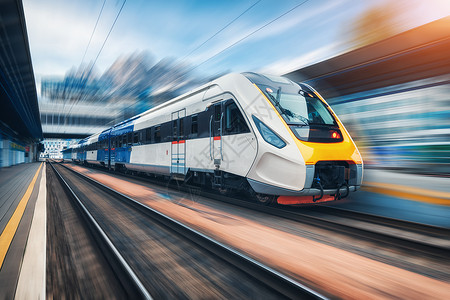 地铁客运列车对铁路平台产生运动模糊效应设计图片