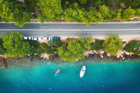 夏季日落的海上道路边多彩的风景图片