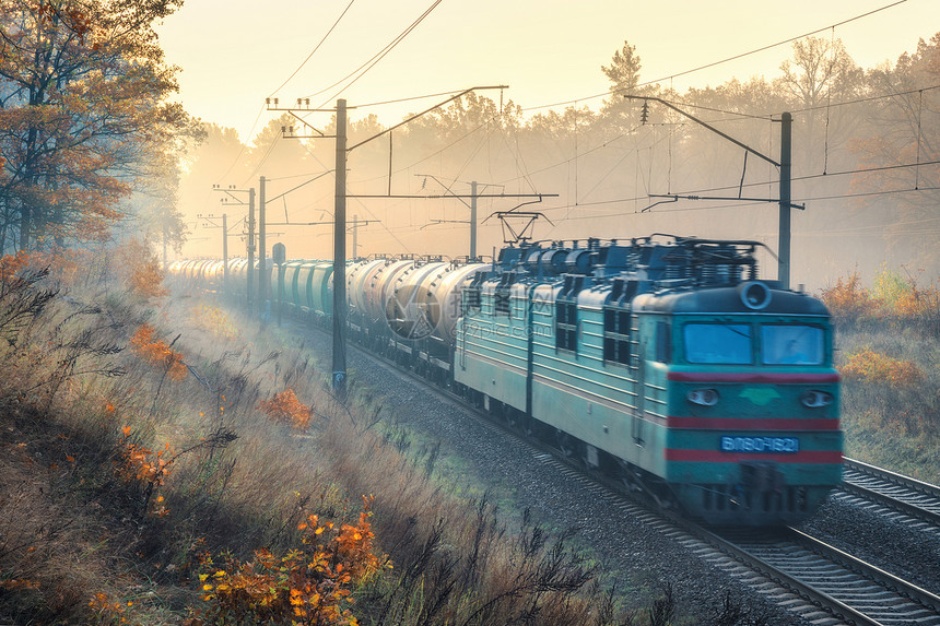 秋天日出时移动的货运列车图片